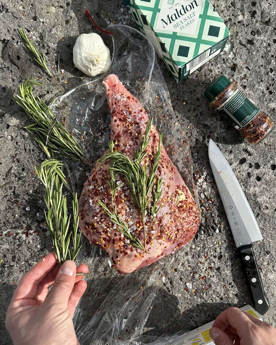 Баранина с розмарином на камне